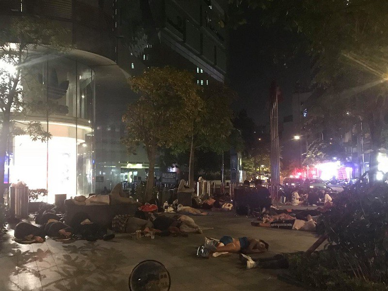 Tp. HCM: Nhiều bạn trẻ trắng đêm, ngủ vạ vật trên vỉa hè chờ săn hàng Black Friday