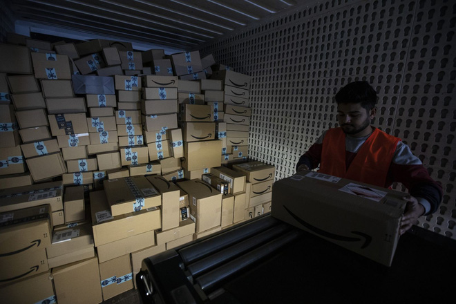 Thứ Sáu Đen ở nhà kho to bằng 15 sân bóng của Amazon