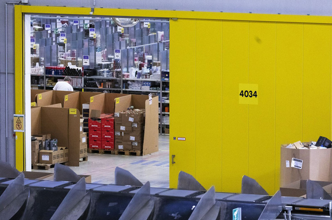 Thứ Sáu Đen ở nhà kho to bằng 15 sân bóng của Amazon