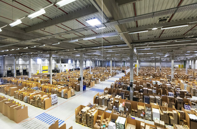 Thứ Sáu Đen ở nhà kho to bằng 15 sân bóng của Amazon