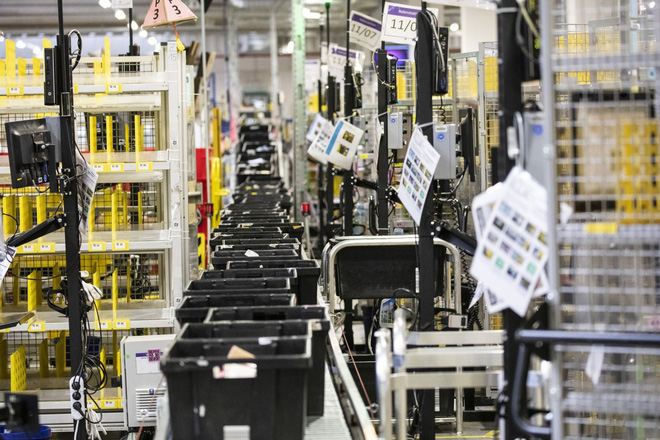 Thứ Sáu Đen ở nhà kho to bằng 15 sân bóng của Amazon