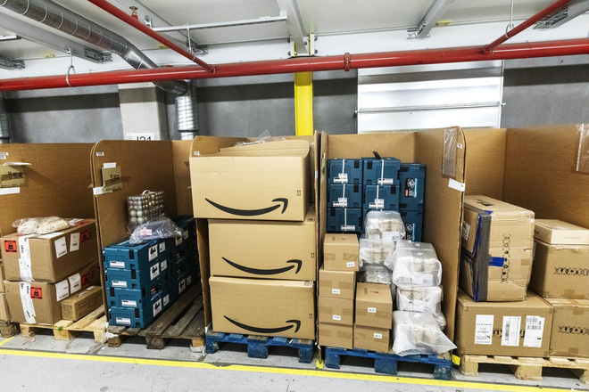 Thứ Sáu Đen ở nhà kho to bằng 15 sân bóng của Amazon