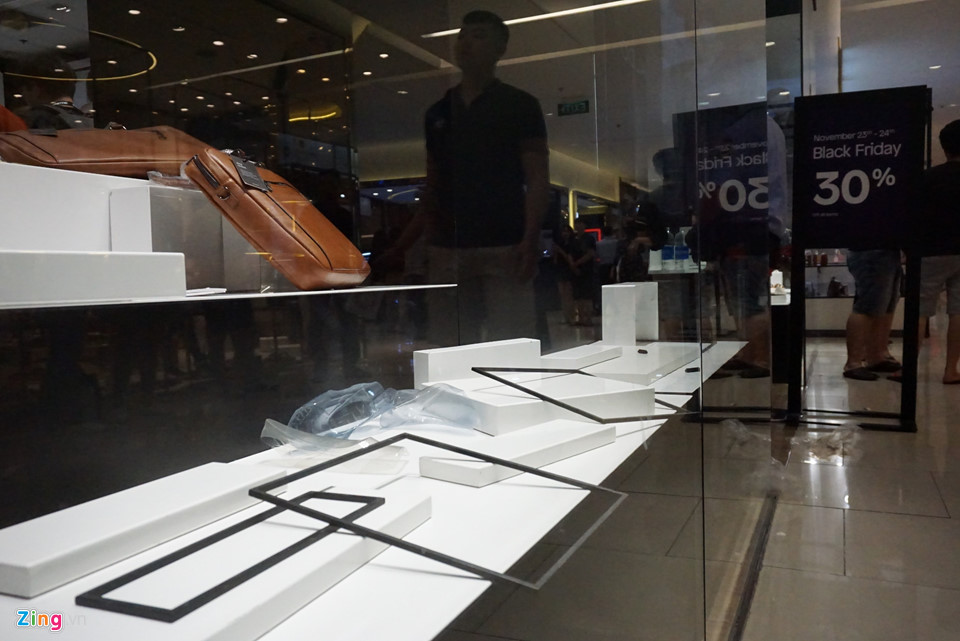 Kệ hàng trống trơn sau khuyến mãi Black Friday