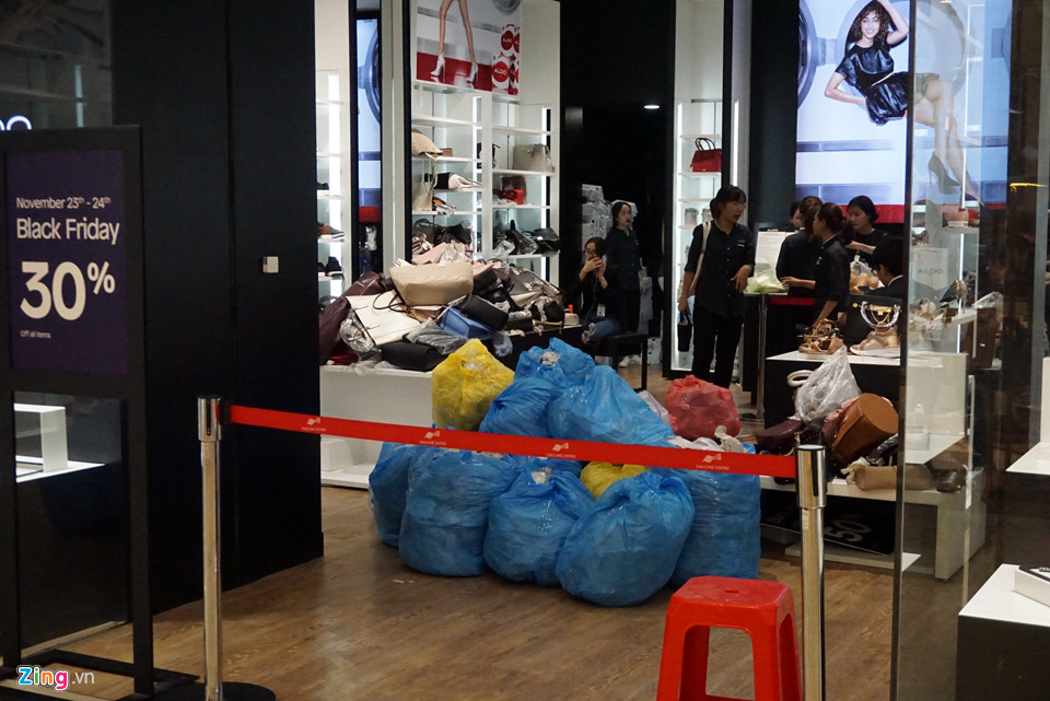 Kệ hàng trống trơn sau khuyến mãi Black Friday