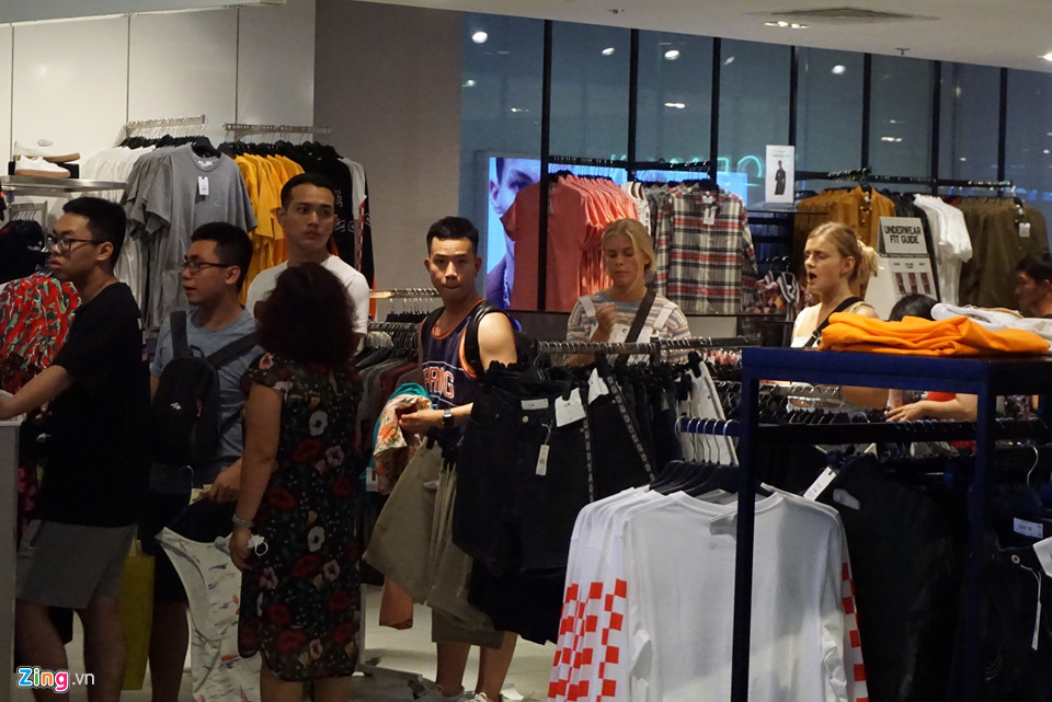 Kệ hàng trống trơn sau khuyến mãi Black Friday