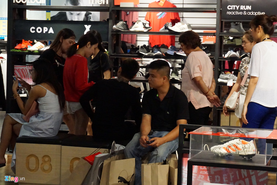 Kệ hàng trống trơn sau khuyến mãi Black Friday