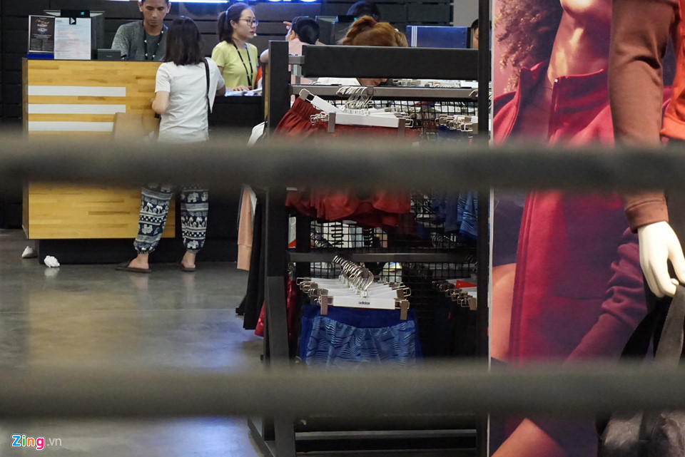 Kệ hàng trống trơn sau khuyến mãi Black Friday