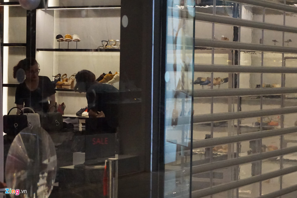 Kệ hàng trống trơn sau khuyến mãi Black Friday