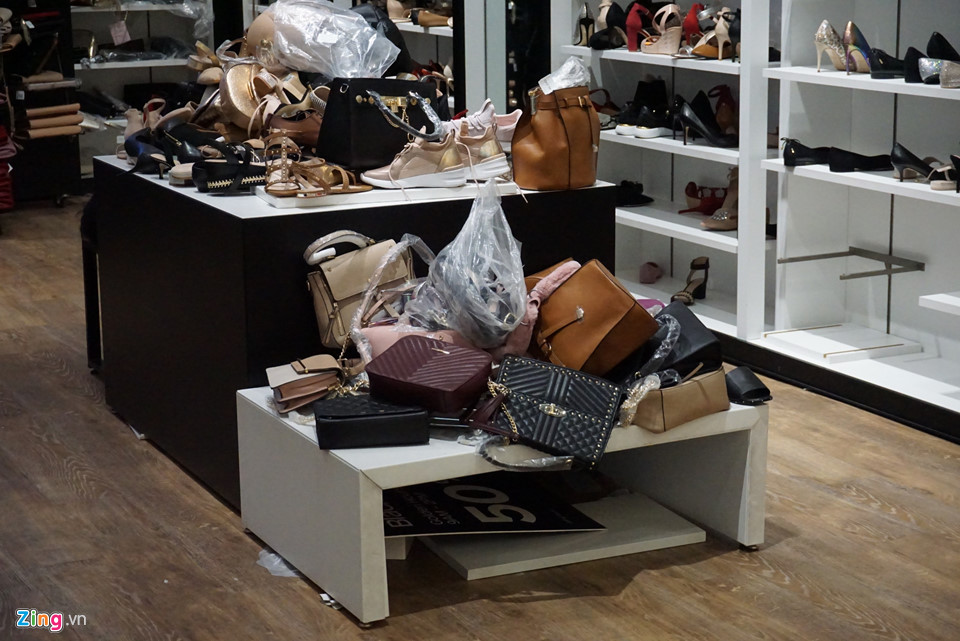 Kệ hàng trống trơn sau khuyến mãi Black Friday