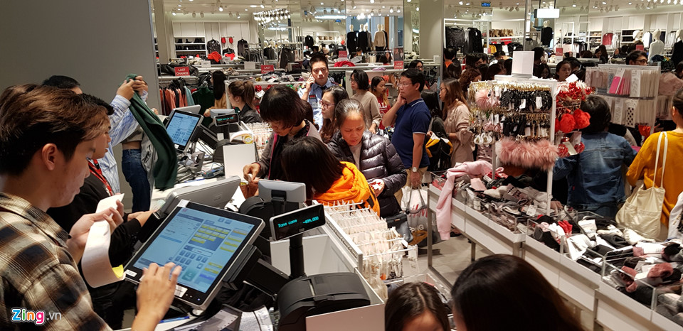Kệ hàng trống trơn sau khuyến mãi Black Friday