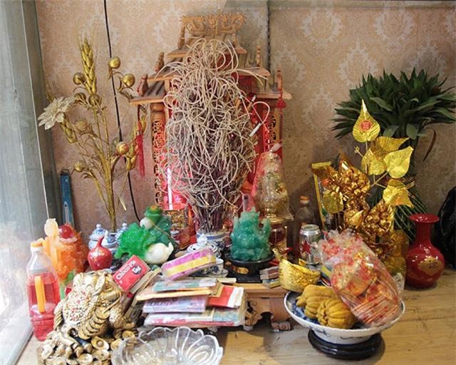 Đặt bàn thờ Thần Tài kiểu này thảo nào lộc đâu không thấy, toàn thấy tiền đội nón ra đi