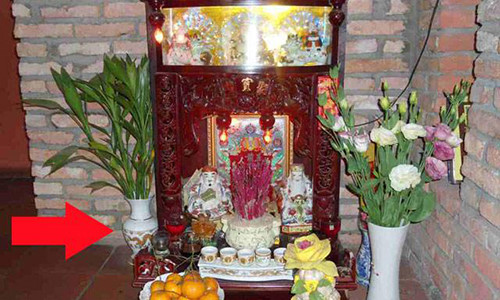 Đặt bàn thờ Thần Tài kiểu này thảo nào lộc đâu không thấy, toàn thấy tiền đội nón ra đi