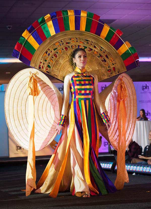 Trước trang phục Bánh mì gây tranh cãi của HHen Niê, đại diện Việt Nam mặc thế nào đi dự thi Miss Universe?