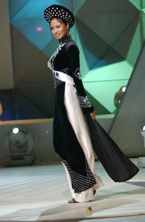 Trước trang phục Bánh mì gây tranh cãi của HHen Niê, đại diện Việt Nam mặc thế nào đi dự thi Miss Universe?