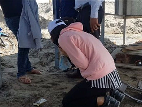 Bị nhóm giang hồ đất Cảng bao vây, nữ giám đốc quỳ lạy