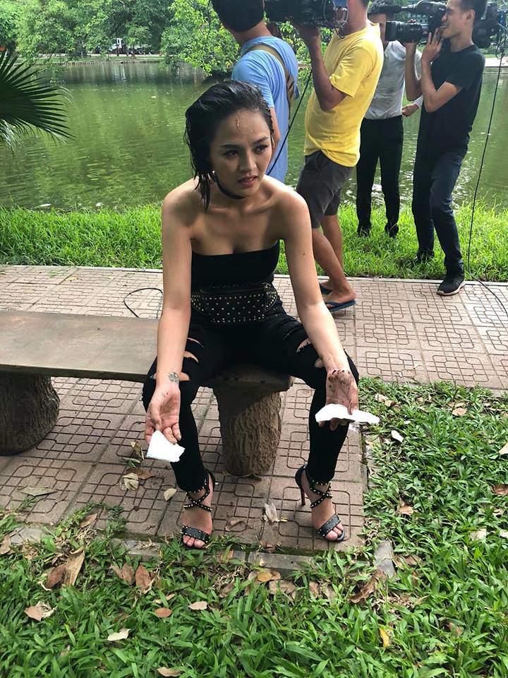 Đây là gái ngành tích cực khoe vòng 1 nhất Vbiz: khoe từ phim ra ngoài đời!