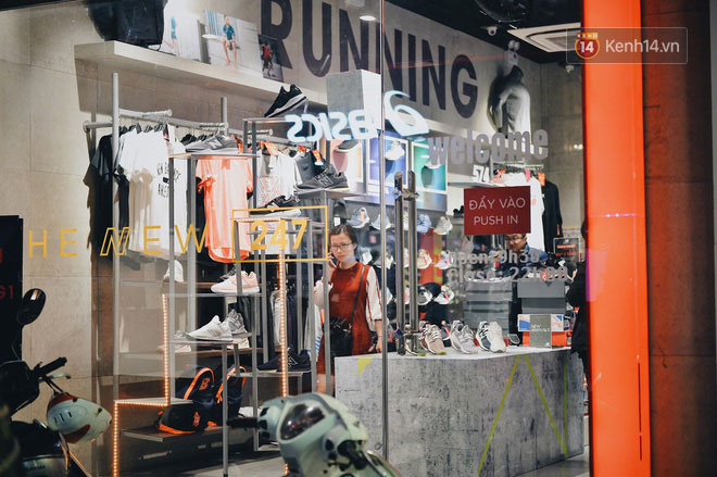 Cùng một con phố ngày Black Friday ở Hà Nội: Nơi đông đúc nghẹt thở, chốn vắng vẻ hẩm hiu dù nhiều ưu đãi