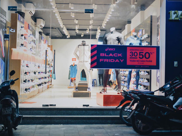 Cùng một con phố ngày Black Friday ở Hà Nội: Nơi đông đúc nghẹt thở, chốn vắng vẻ hẩm hiu dù nhiều ưu đãi