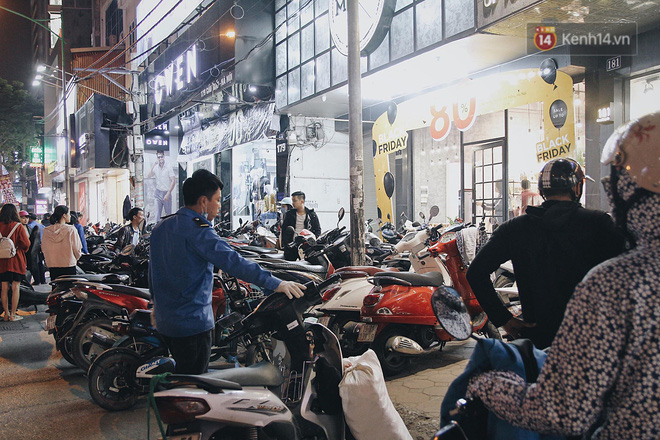 Cùng một con phố ngày Black Friday ở Hà Nội: Nơi đông đúc nghẹt thở, chốn vắng vẻ hẩm hiu dù nhiều ưu đãi