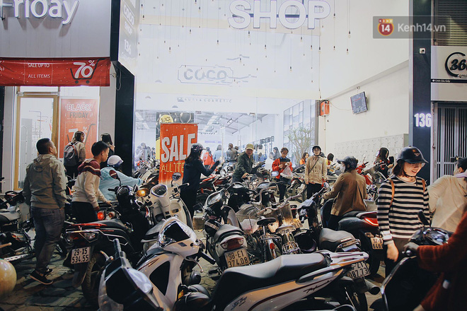 Cùng một con phố ngày Black Friday ở Hà Nội: Nơi đông đúc nghẹt thở, chốn vắng vẻ hẩm hiu dù nhiều ưu đãi