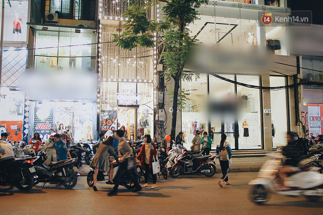 Cùng một con phố ngày Black Friday ở Hà Nội: Nơi đông đúc nghẹt thở, chốn vắng vẻ hẩm hiu dù nhiều ưu đãi