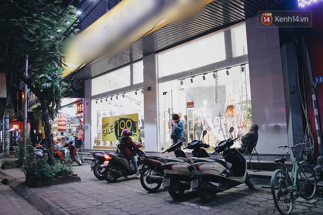 Cùng một con phố ngày Black Friday ở Hà Nội: Nơi đông đúc nghẹt thở, chốn vắng vẻ hẩm hiu dù nhiều ưu đãi