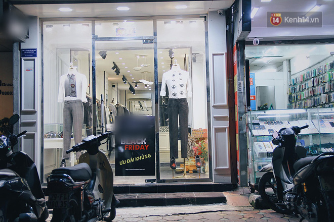 Cùng một con phố ngày Black Friday ở Hà Nội: Nơi đông đúc nghẹt thở, chốn vắng vẻ hẩm hiu dù nhiều ưu đãi
