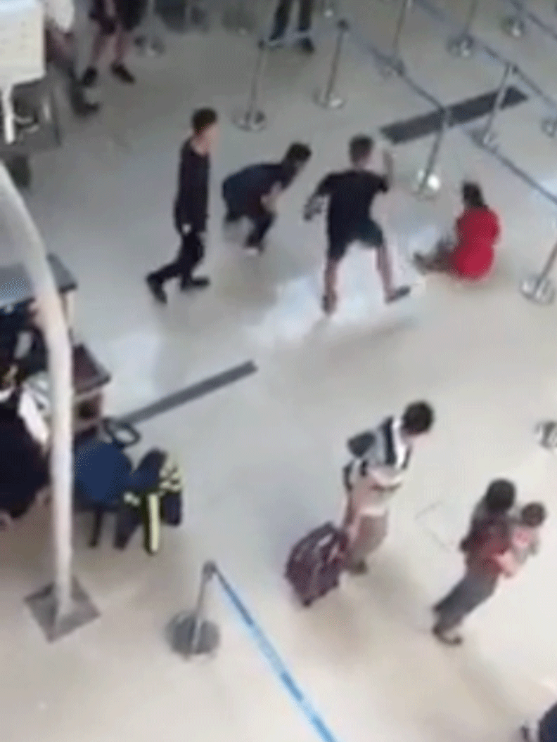 Clip sốc: Nữ nhân viên sân bay bị nhóm thanh niên tát vào mặt, đạp ngã xuống đất trước sự chứng kiến của nhiều người