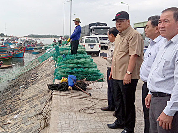 Nín thở chờ bão số 9: Ngừng họp chợ, sơ tán dân