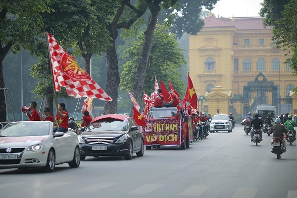 Việt Nam 3-0 Campuchia: Đồng đội tri ân Văn Toàn bằng ngôi nhất bảng A