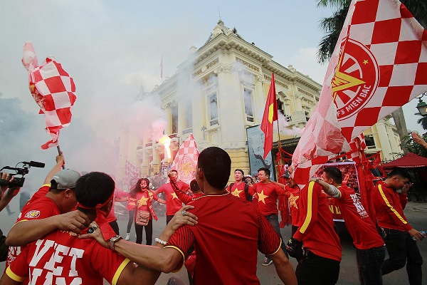 Việt Nam 3-0 Campuchia: Đồng đội tri ân Văn Toàn bằng ngôi nhất bảng A