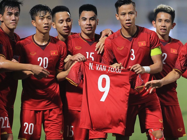 Việt Nam 3-0 Campuchia: Đồng đội tri ân Văn Toàn bằng ngôi nhất bảng A