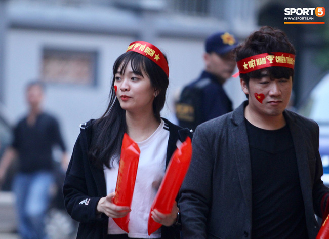 Những bóng hồng xinh xắn chiếm spotlight trước trận Việt Nam - Campuchia tại sân Hàng Đẫy