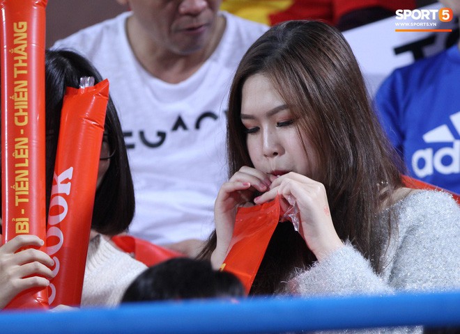 Những bóng hồng xinh xắn chiếm spotlight trước trận Việt Nam - Campuchia tại sân Hàng Đẫy