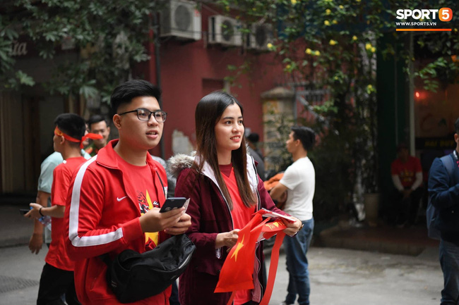 Những bóng hồng xinh xắn chiếm spotlight trước trận Việt Nam - Campuchia tại sân Hàng Đẫy