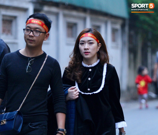 Những bóng hồng xinh xắn chiếm spotlight trước trận Việt Nam - Campuchia tại sân Hàng Đẫy