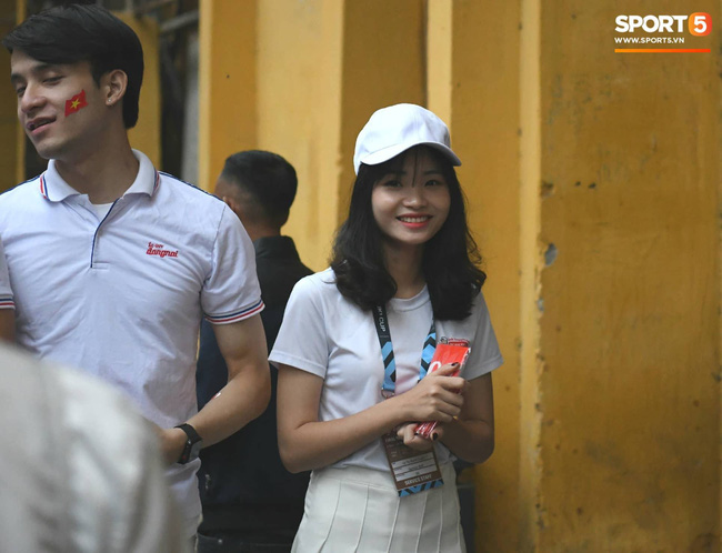 Những bóng hồng xinh xắn chiếm spotlight trước trận Việt Nam - Campuchia tại sân Hàng Đẫy