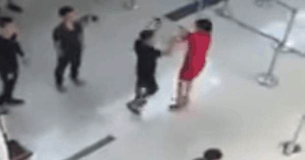 Nhân viên hàng không bị đánh giữa sân bay phải nghỉ làm vì vẫn còn sợ