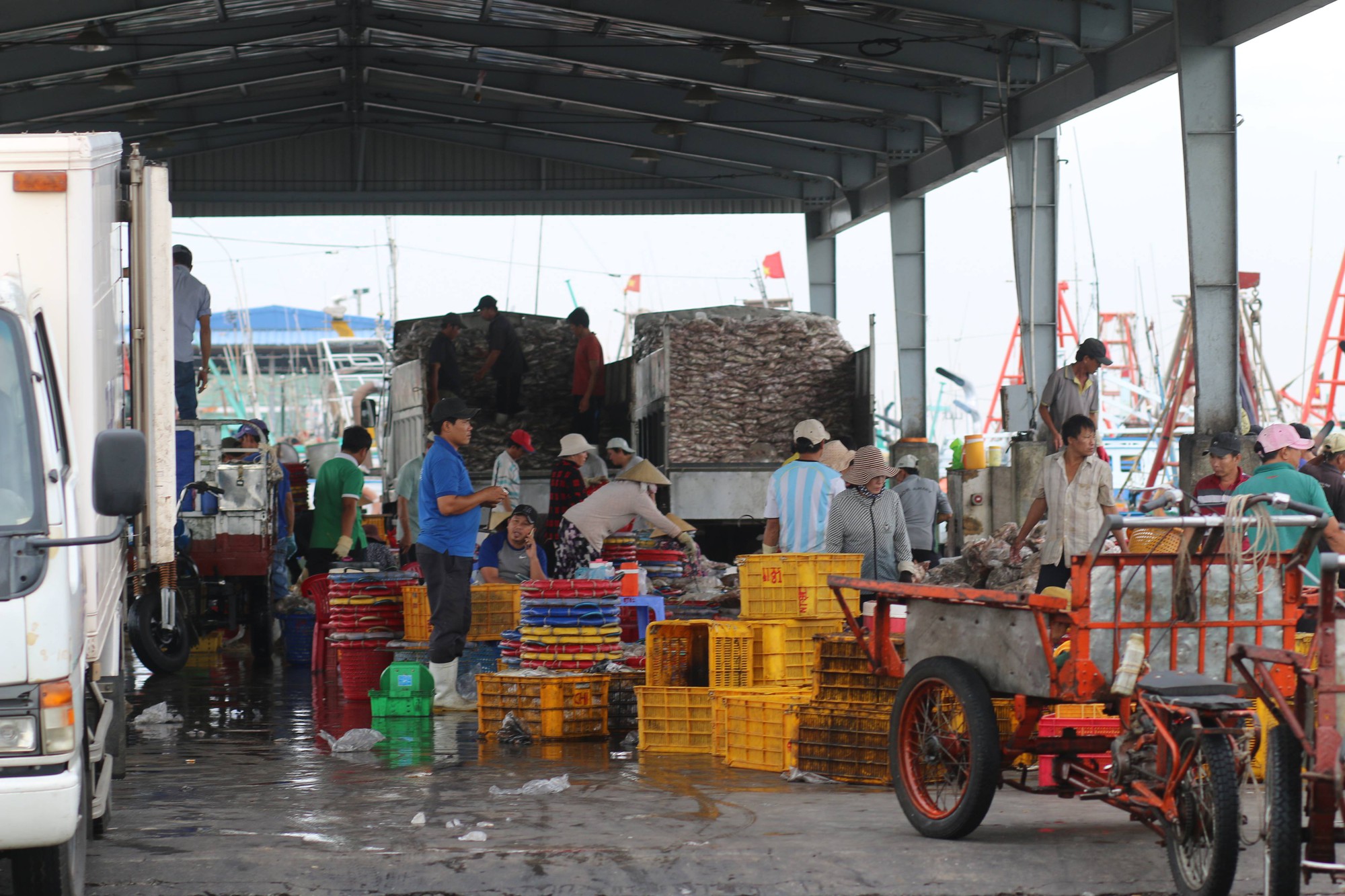 Du khách bất chấp cảnh báo, liều lĩnh tắm biển Vũng Tàu trước giờ bão nổi