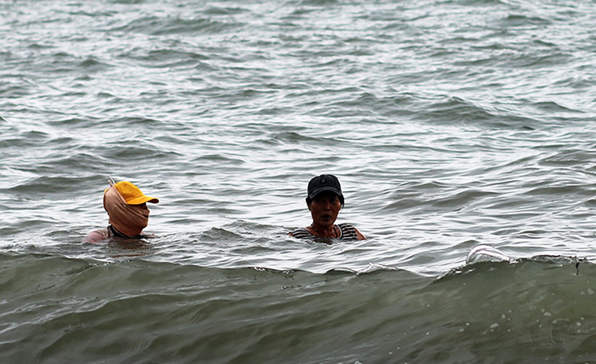 Du khách bất chấp cảnh báo, liều lĩnh tắm biển Vũng Tàu trước giờ bão nổi