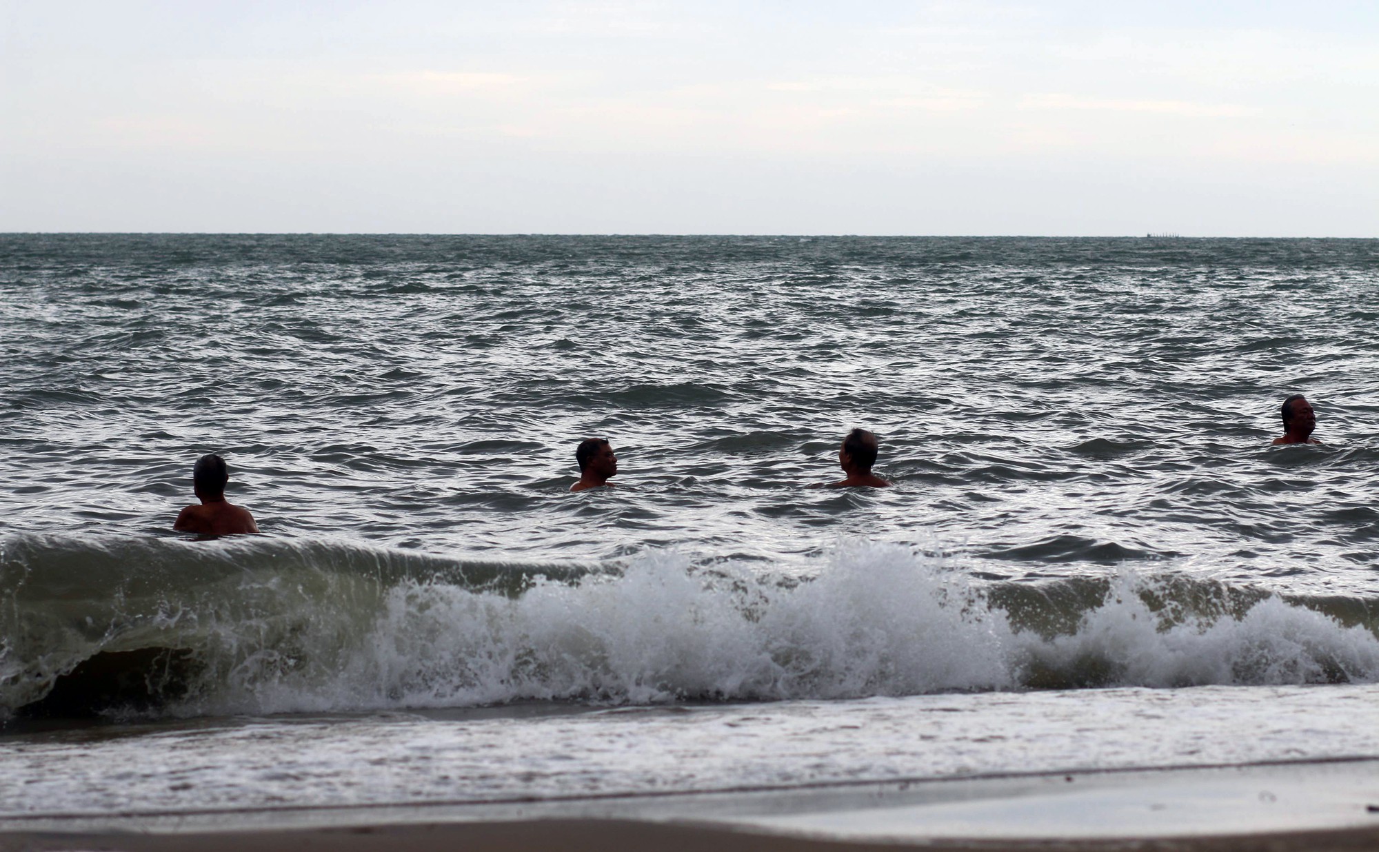 Du khách bất chấp cảnh báo, liều lĩnh tắm biển Vũng Tàu trước giờ bão nổi