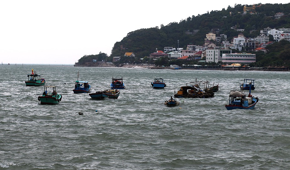 Du khách bất chấp cảnh báo, liều lĩnh tắm biển Vũng Tàu trước giờ bão nổi