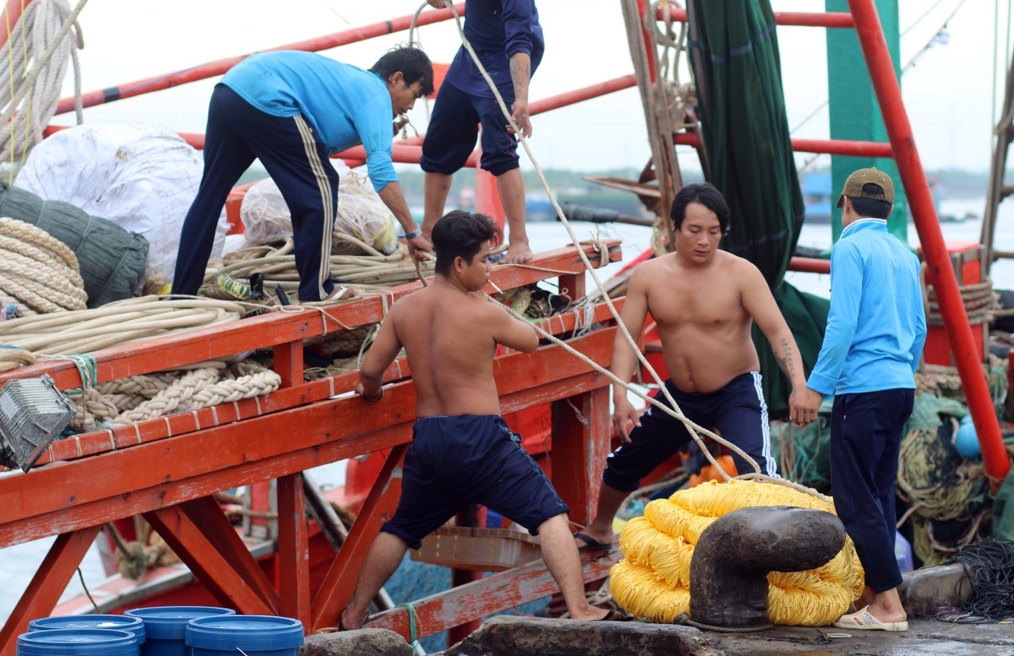Du khách bất chấp cảnh báo, liều lĩnh tắm biển Vũng Tàu trước giờ bão nổi
