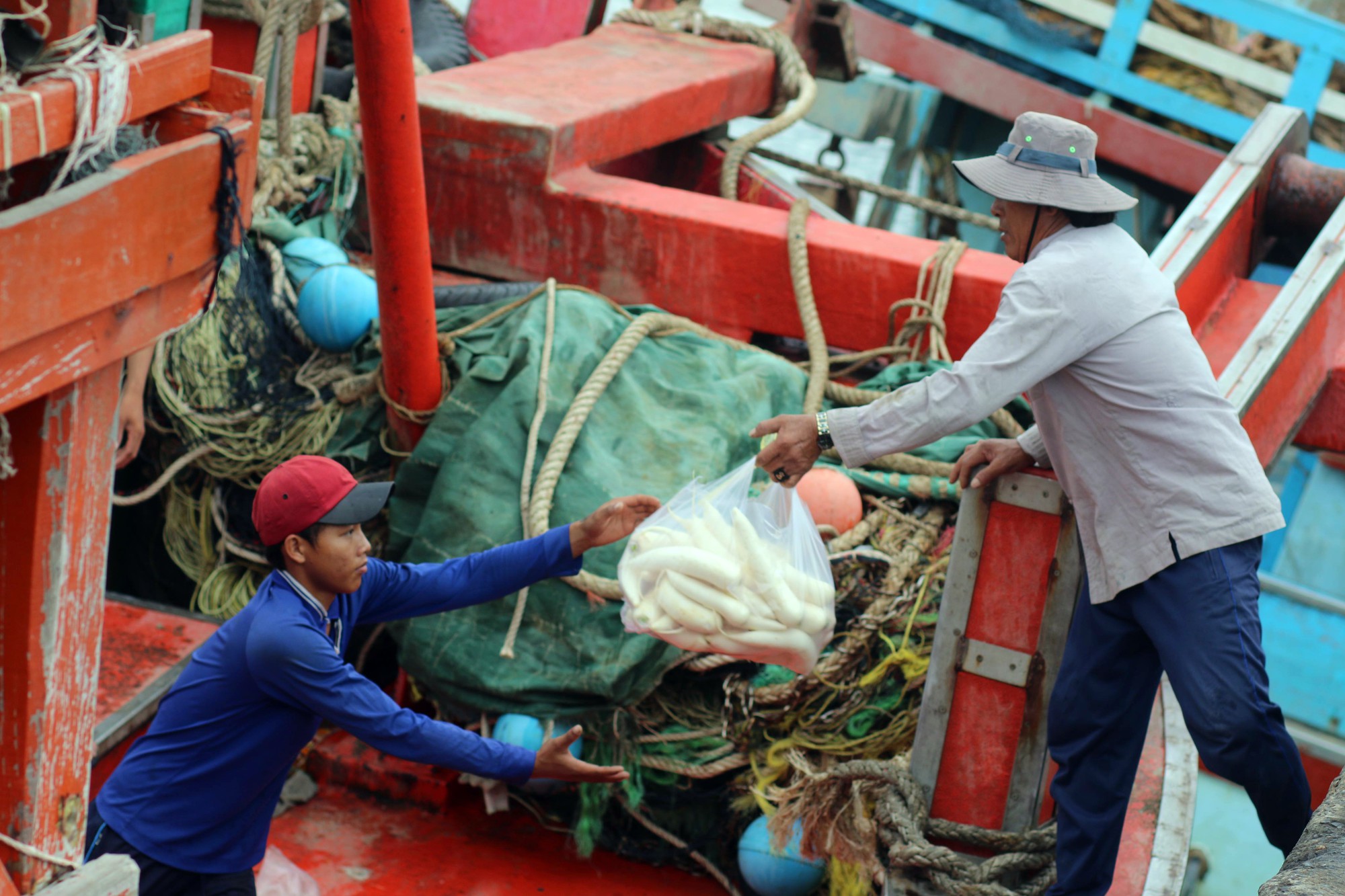 Du khách bất chấp cảnh báo, liều lĩnh tắm biển Vũng Tàu trước giờ bão nổi