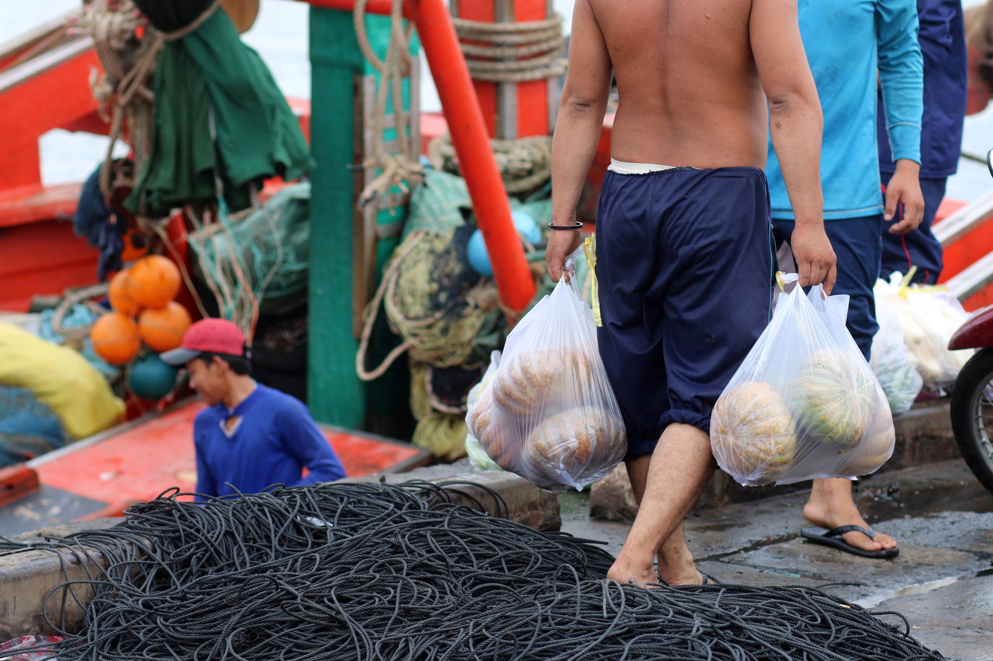 Du khách bất chấp cảnh báo, liều lĩnh tắm biển Vũng Tàu trước giờ bão nổi