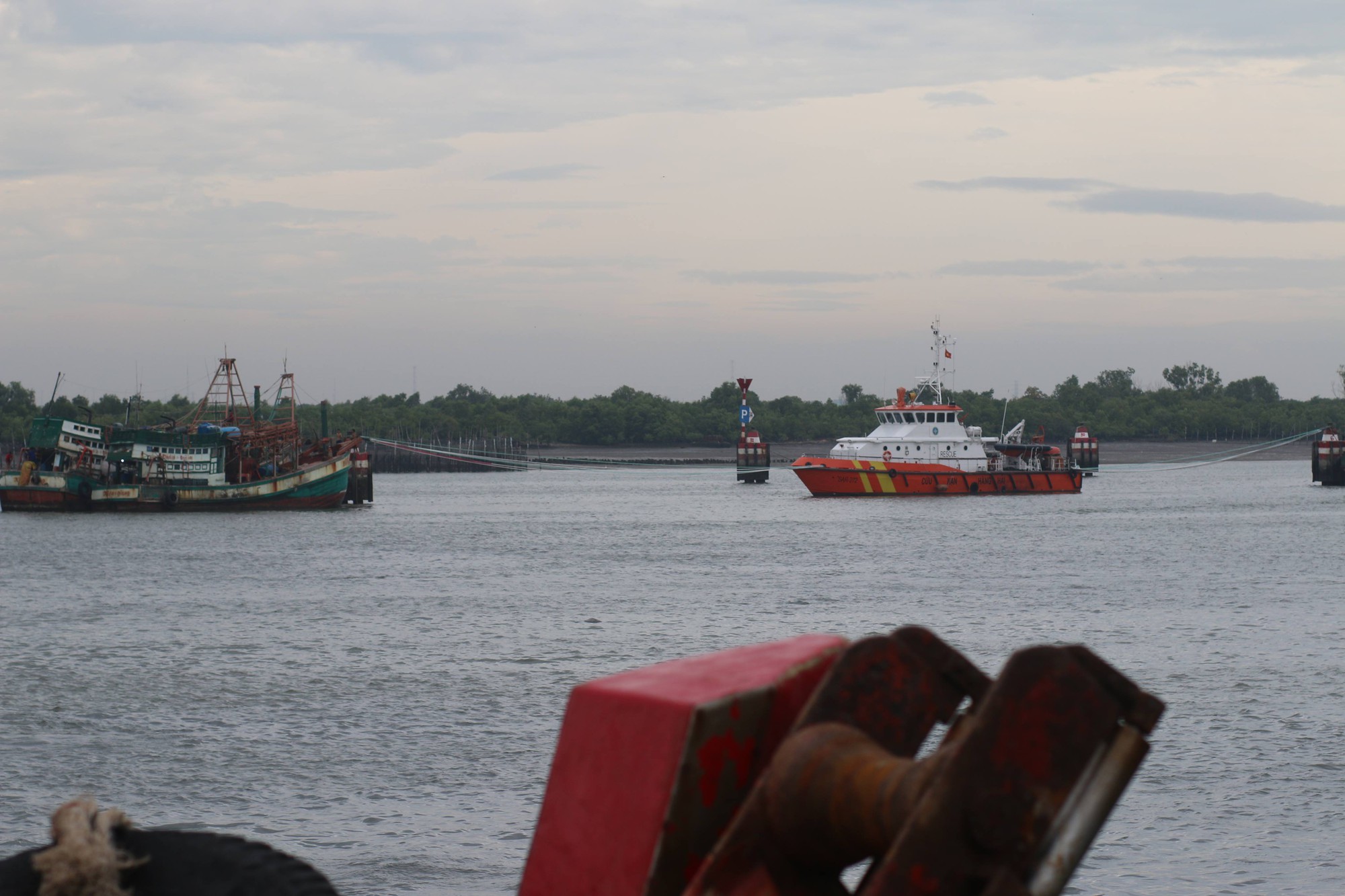 Du khách bất chấp cảnh báo, liều lĩnh tắm biển Vũng Tàu trước giờ bão nổi