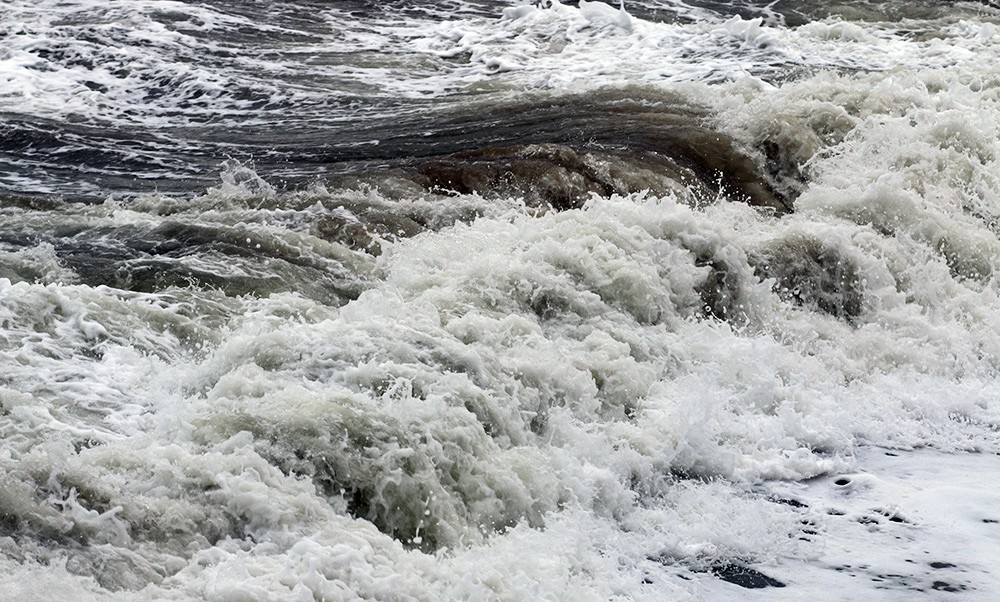 Du khách bất chấp cảnh báo, liều lĩnh tắm biển Vũng Tàu trước giờ bão nổi