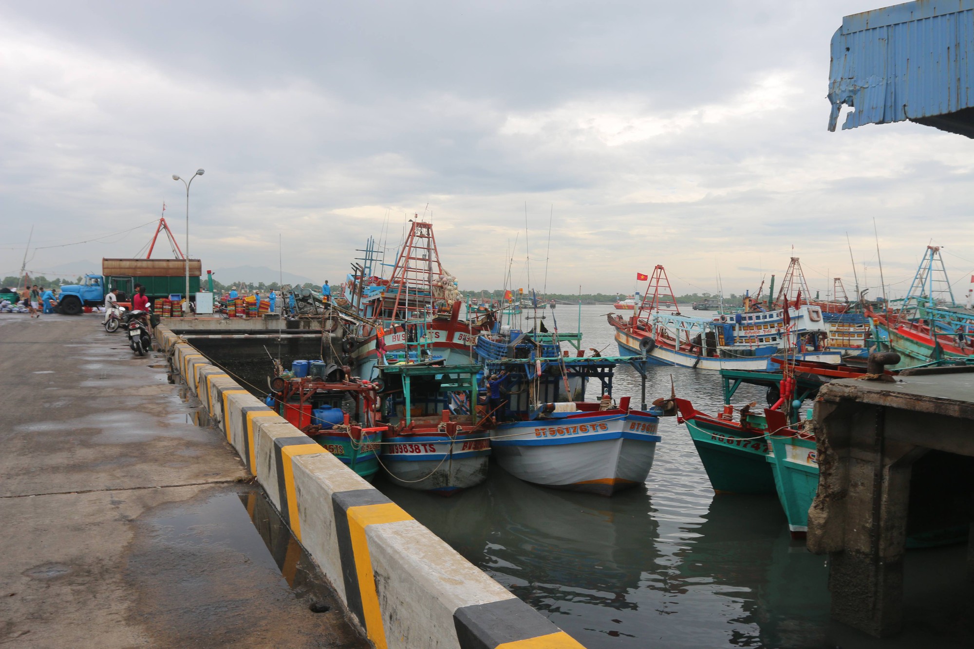 Du khách bất chấp cảnh báo, liều lĩnh tắm biển Vũng Tàu trước giờ bão nổi