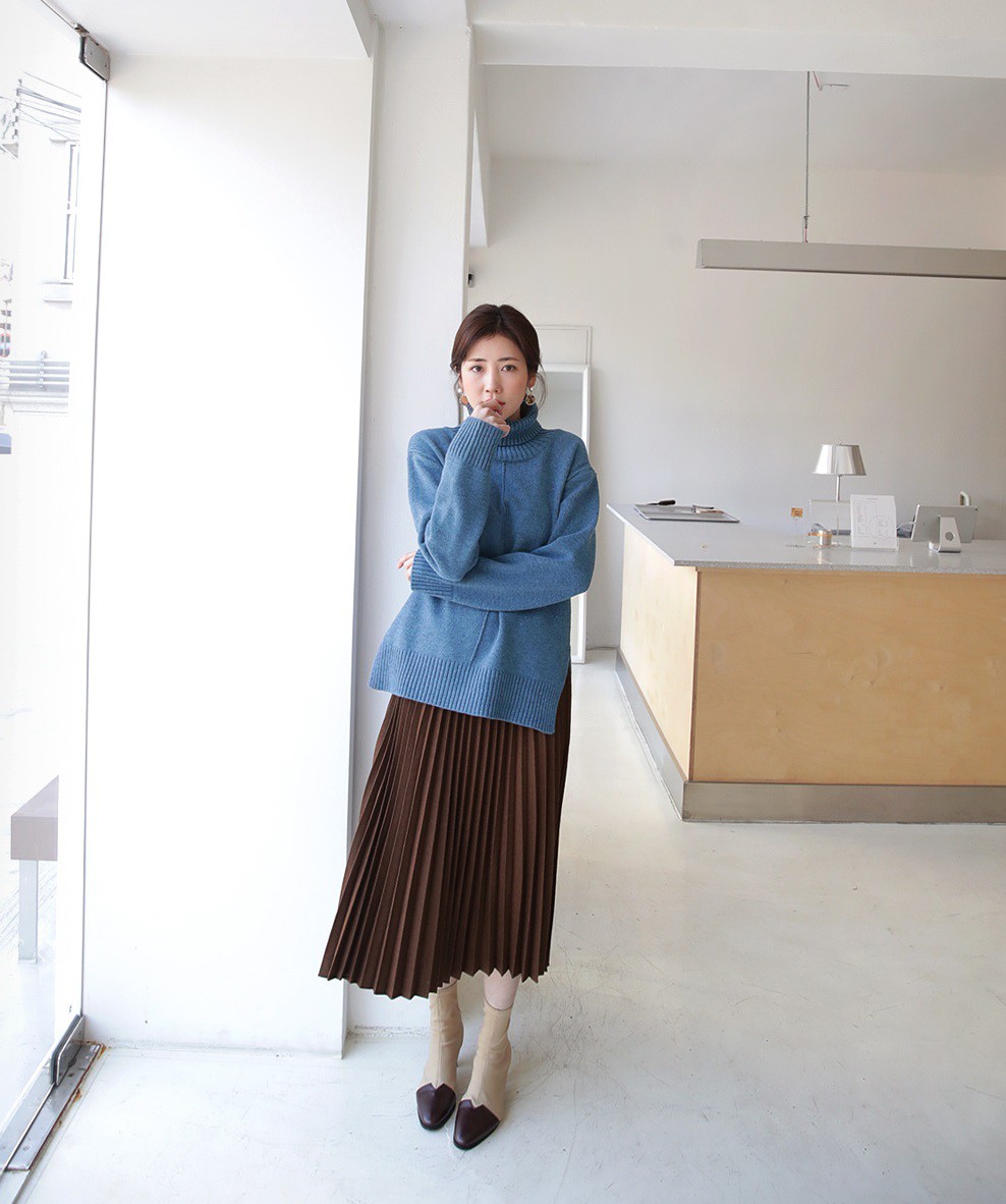 Đơn giản là áo len + chân váy thôi nhưng có đến 4 cách mix&match; xinh mê hồn để bạn thỏa sức diện đông này Đơn giản là áo len + chân váy thôi nhưng có đến 4 cách mix&match; xinh mê hồn để bạn thỏa sức diện đông này