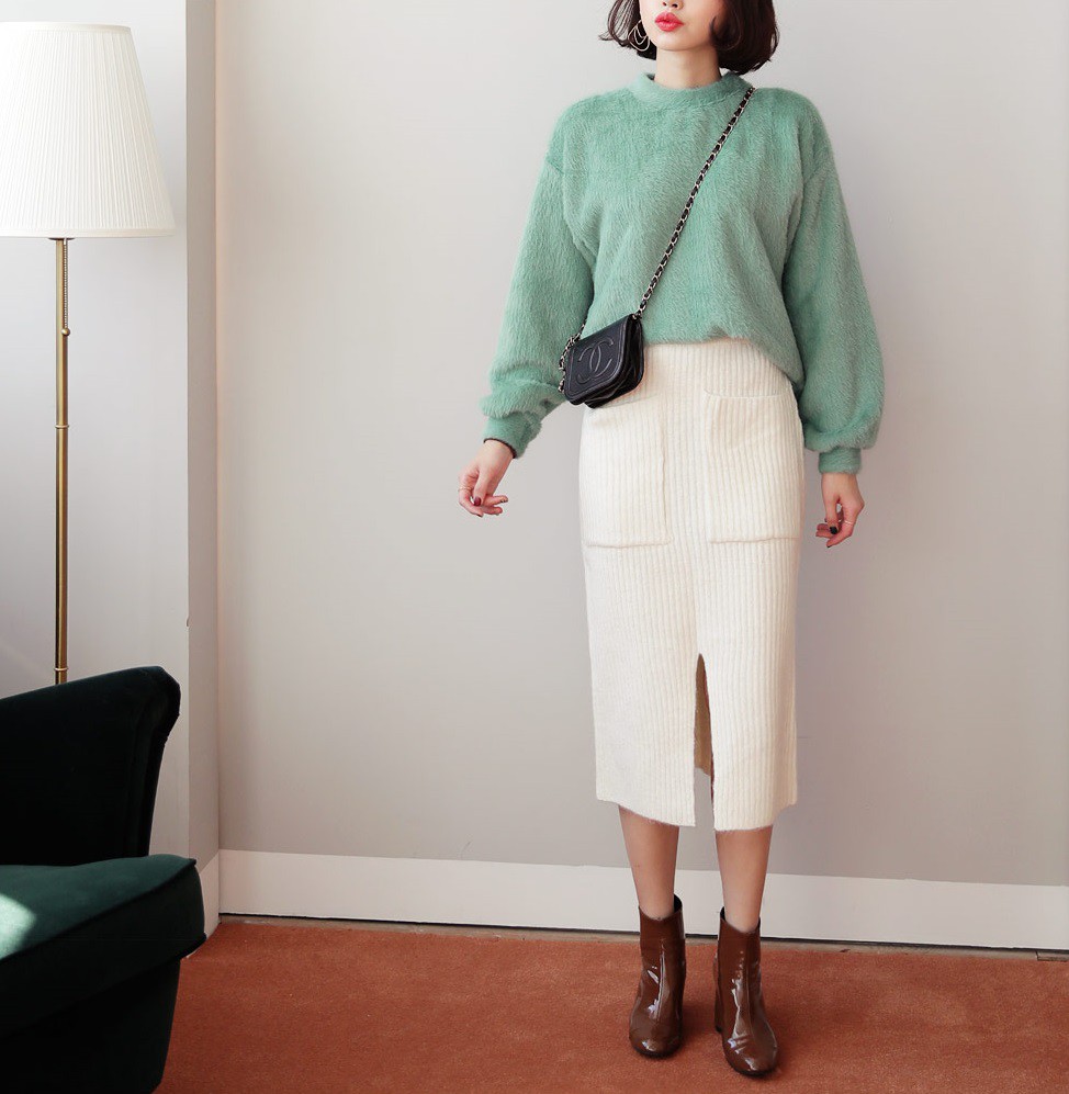 Đơn giản là áo len + chân váy thôi nhưng có đến 4 cách mix&match; xinh mê hồn để bạn thỏa sức diện đông này Đơn giản là áo len + chân váy thôi nhưng có đến 4 cách mix&match; xinh mê hồn để bạn thỏa sức diện đông này